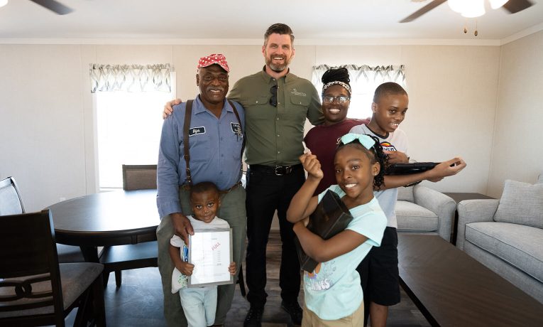 Edward Graham celebra el nuevo hogar de Elijah Washington y su familia en Rolling Fork, Mississippi.